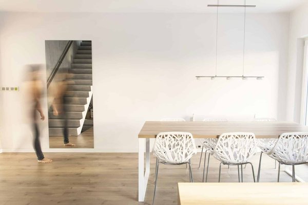 Quels sont les revêtements possibles pour des chaises de salle à manger ?