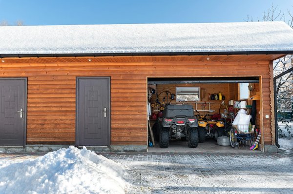 Garage en bois : comment y poser un banc de travail ?